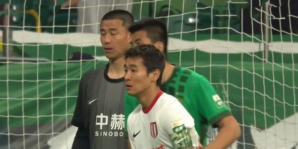 乐鱼体育-又吃了判罚的亏？韦世豪飞铲只拿黄牌 国安奔降级区 连客没退路了