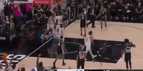 乐鱼体育app下载-哈珀迎着两个人抛投打成2+1，马刺一波9-0反超尼克斯2分